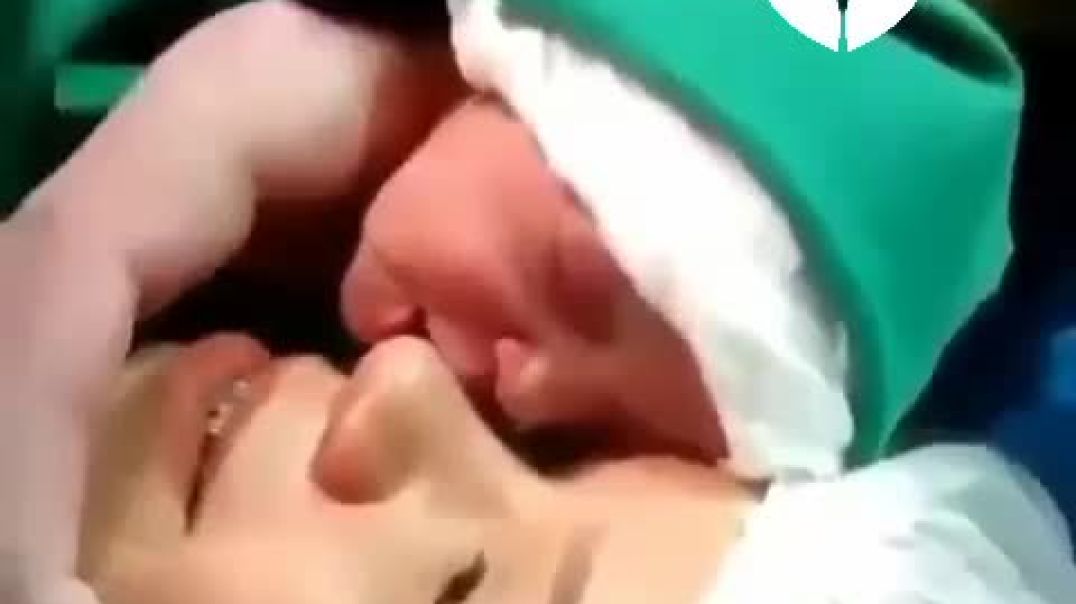 نوزادی که صورت مادر را رها نمی کند